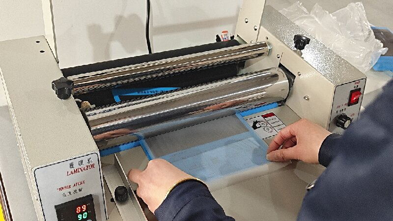 Три фактора, влияещи върху термичното ламиниране: температура, скорост и налягане.